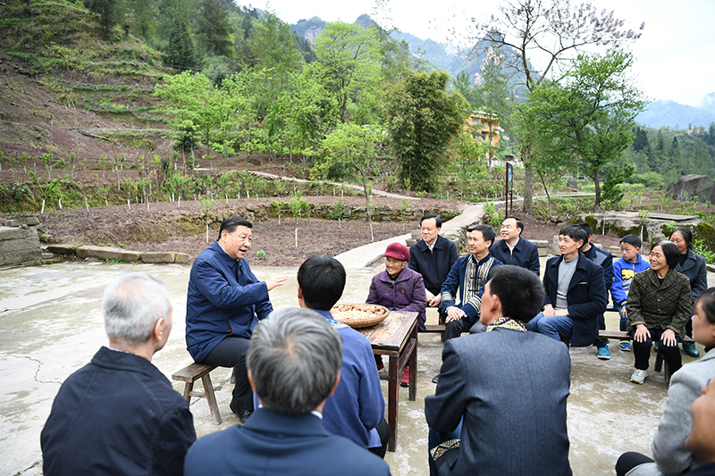 2019年4月15日，習(xí)近平總書記在重慶石柱土家族自治縣中益鄉(xiāng)華溪村同村民代表、基層干部、扶貧干部、鄉(xiāng)村醫(yī)生等圍坐在一起，共話脫貧攻堅(jiān)。